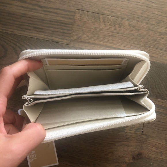 Michael Kors patent leather wristlet - Picture 4 of 6